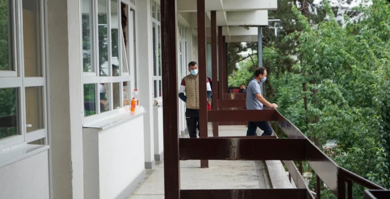 Batanije, dyshekë, ushqim: Familjarët me gjësende elementare për të qëndruar pran pacientëve me COVID-19