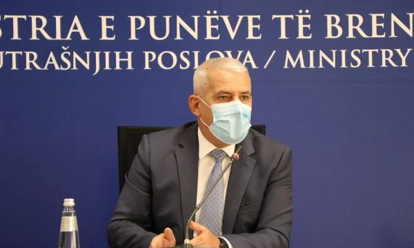 U pranuan gjysë mijë afganë në Kosovë, Sveçla kërkon ndihmë ndërkombëtare