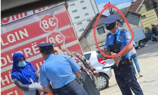 Pa maskë e pa distancë, polici dënon dy gra