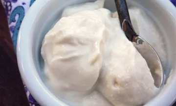 Scopri come utilizzare lo yogurt per la pulizia del viso di base