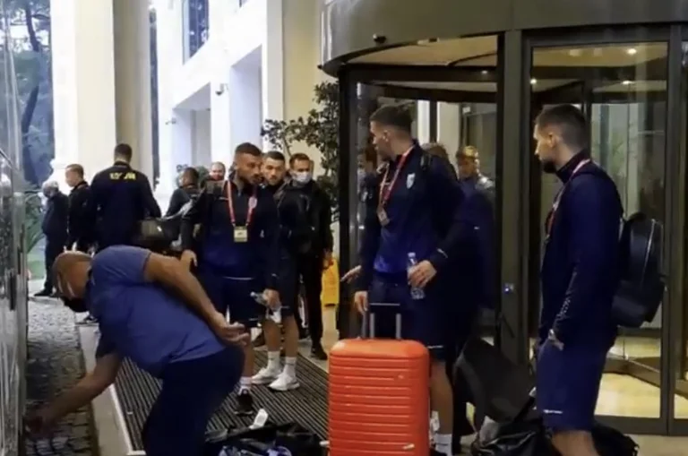 Pamje nga momenti kur Kombëtarja e Kosovës niset për në stadium nga hoteli, para ndeshjes me Gjeorgjinë