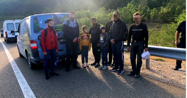“Po lëviznin nga mali”, policia zë shtatë emigrantë ilegal në Vërmicë – arreston tre kosovarë