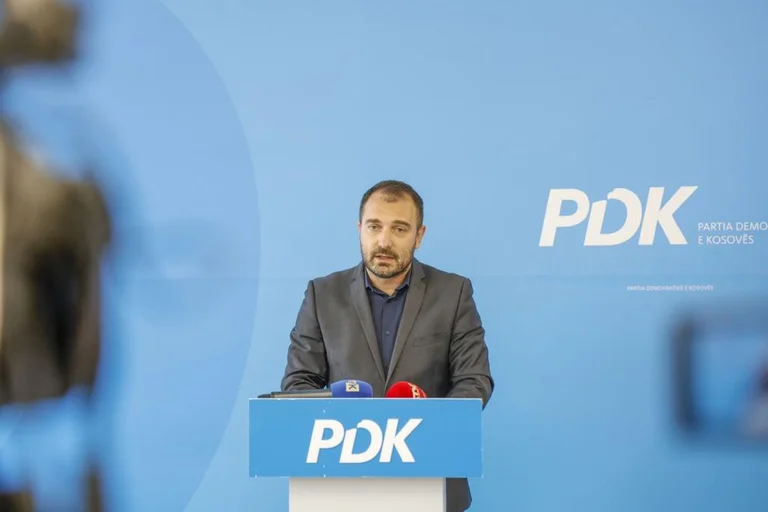 Shtyrja e vitit të ri shkollor: PDK kritikon Qeverinë Kurti për mungesë plani për mësimin online