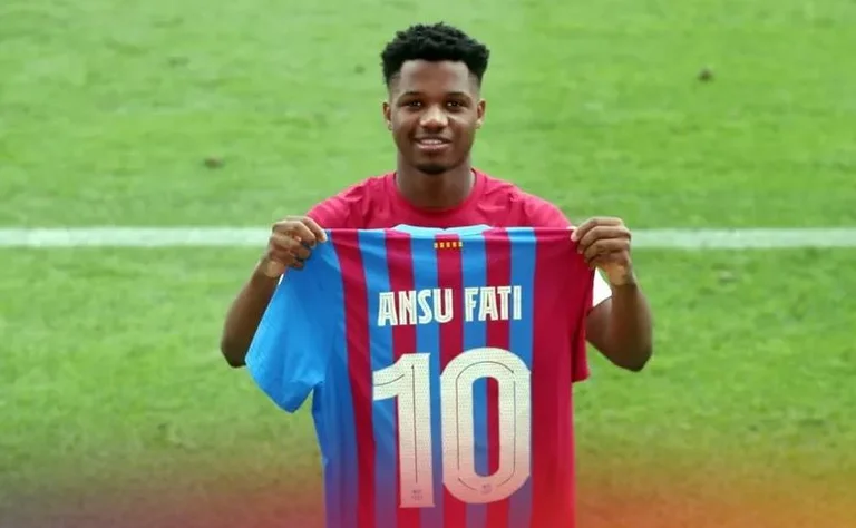 Video/ Talenti më i madh i Barcelonës merr trashëgiminë e Messit: fanella me numër 10 është e Ansu Fatit