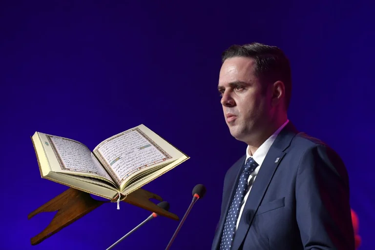 Abdixhikut i del ajeti kuranor në tezën e doktoraturës: “Në emër të Zotit, mëshiruesit, mëshirbërësit”