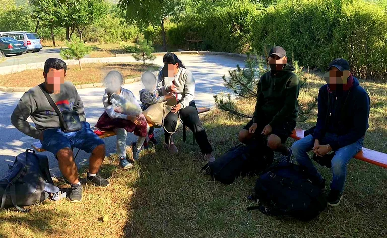 Një person në kufirin Vërmicë kapet duke kontrabanduar gjashtë emigrantë