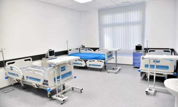 Situata e krijuar me pandeminë, SHSKUK krijon hapësira shtesë për pacientët me COVID-19