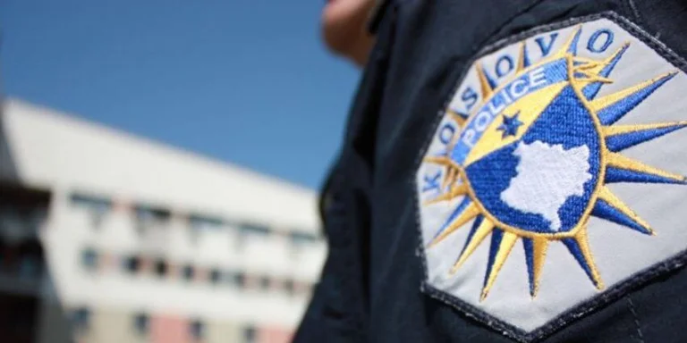 Polici që doli nga arresti shtëpiak kapet me një qese marihuanë