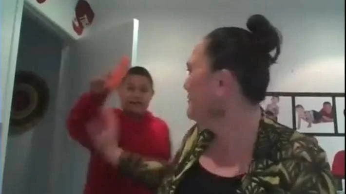 Ministrja po jepte intervistë LIVE, në dhomë i futet djali me ‘penis’ dhe ia ndërpret atë (Video)
