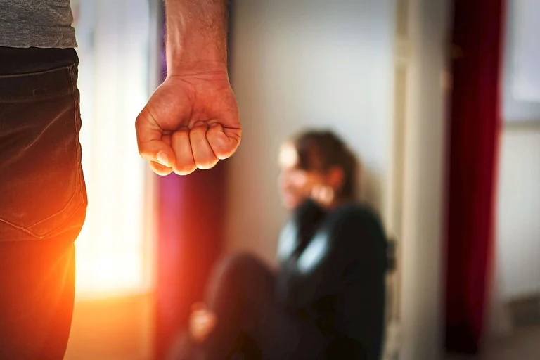 Dje rrahëm nëna: Një grua e dehur rrahu nënën në F. Kosovë, një burrë kanosi të tijën në Llap