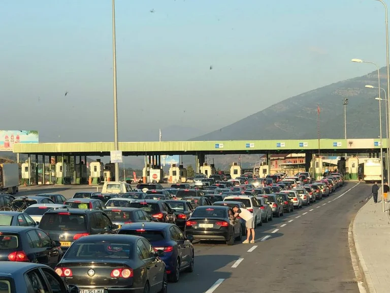Nga kjo datë, të gjithë kosovarëve do të ju kërkohet pasaporta e vaksinimit për të hyrë në Shqipëri