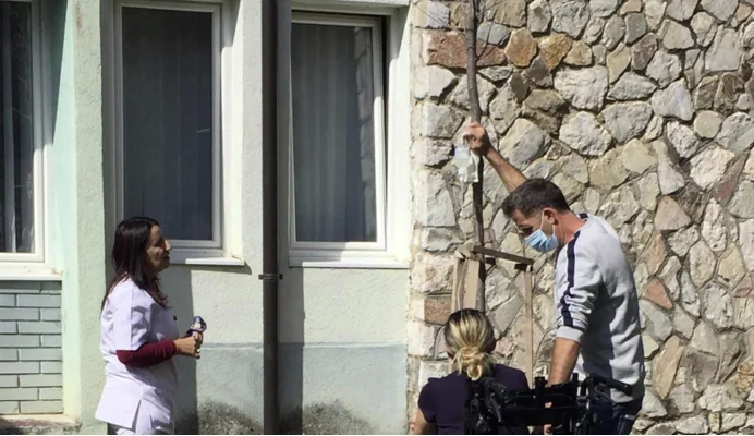 El paciente de Lipjan estaba atado a una infusión en la rama del árbol en el patio