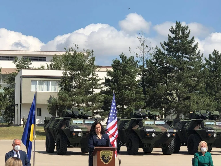 Amerika spendet 55 Panzerfahrzeuge nach Kosovo, Vjosa Osmani sucht Hubschrauber