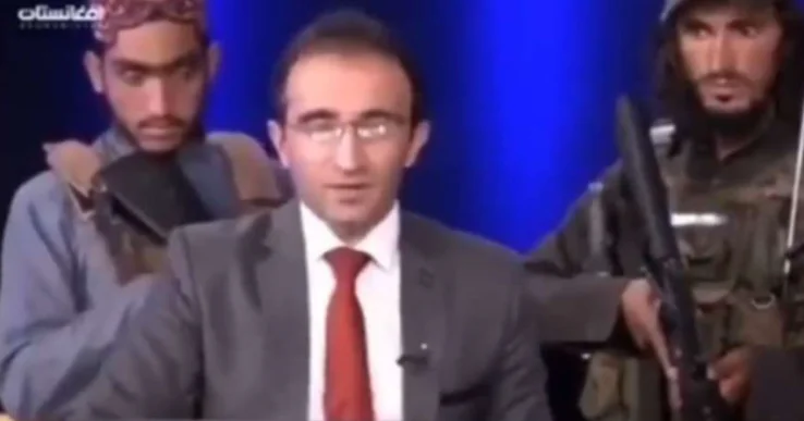 Kaboul: Le présentateur annonce des nouvelles sous les billets d'étain des Taliban