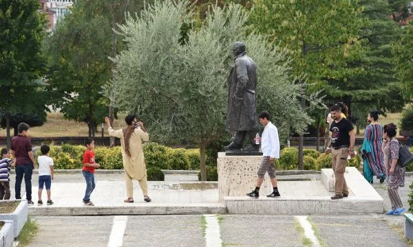 Afghanen in Albanien, Kinder und Erwachsene füllen die Straßen (FOTO)
