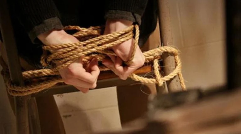 Un uomo Pristina deve il debito, riesce a fuggire dalla sua casa
