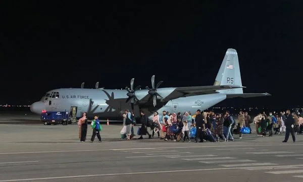 Le deuxième groupe d ' Afghans au Kosovo devrait arriver aujourd ' hui