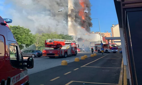 L'edificio di 20 piani a Milano è coinvolto nel fuoco