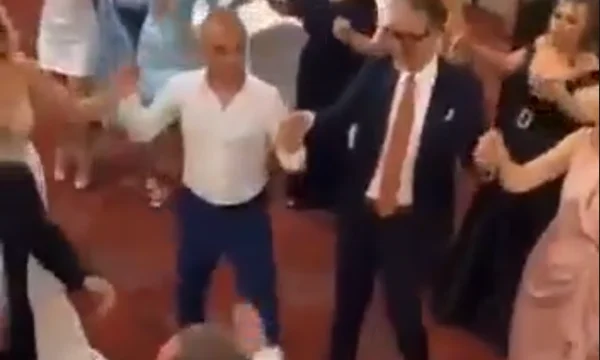 Hace unas semanas, Vitita bailó, Afrim Muchiqi cantando