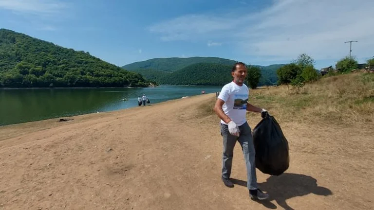 Circa 400 sacchi di spazzatura rimossi dal Lago di Batlava