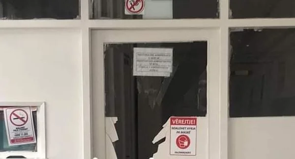 Voici la police: Mosquées cassées après des patients ont été battus au QKMF à Mitrovica