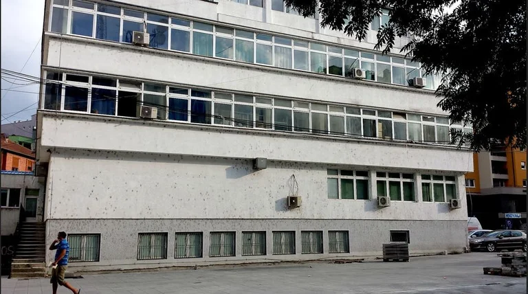 Berichtt für gebrochenes Glas Schreien bei Mitrovicas QKMF