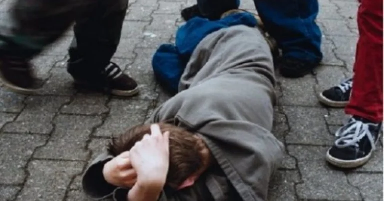 Amici in Vushtrri battere lo sposo