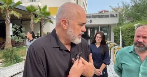 Edi Rama visita Afghani riparati a Durres