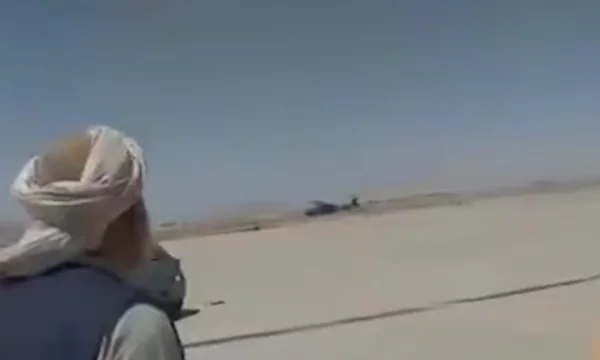 Die Taliban verließen hinter dem US-Militärhubschrauber, angetrieben wie ein Auto (Video)