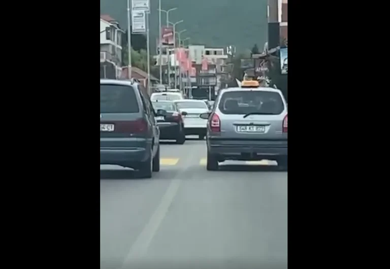 Los ciudadanos cruzan un coche de izquierda y de derecha en línea completa (Vídeo)