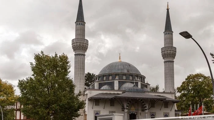 A la mosquée va à ders contre la violence à l'égard des femmes, mais d'autres différends: Sujet religieux requis à l'école