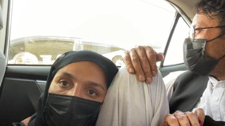 Caché dans la voiture: Moments de l'évasion d'un éminent politicien afghan de Kaboul
