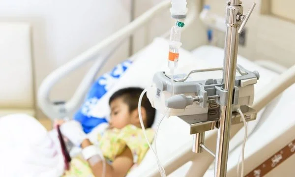 Tre bambini vengono trattati in ospedale dopo essere stati infettati da COVID, tre dei quali tre mesi.