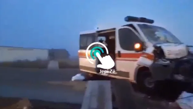 Incidente pesante nelle prime ore del mattino, l'ambulanza affronta un trattore