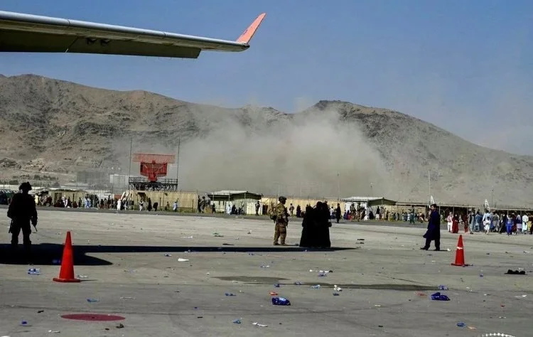 Vue d'explosion à l'extérieur de l'aéroport de Kaboul