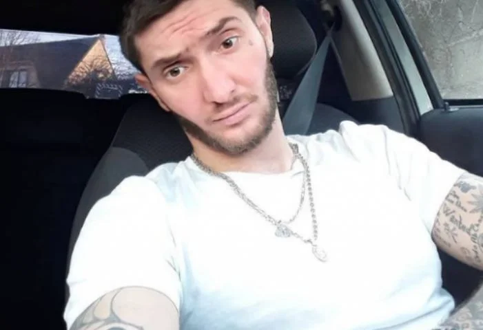 Dardan Krivaqa è in piedi da solo nella stanza e non c'è nessun contatto con altri prigionieri