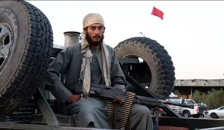 Taliban haben Spaß: Mit dem amerikanischen Hubschrauber als Taxifahrt