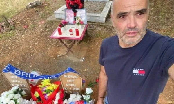 Douleur: Le père de Decani avant son départ pour l'Allemagne visite les tombes de deux garçons tués par le train