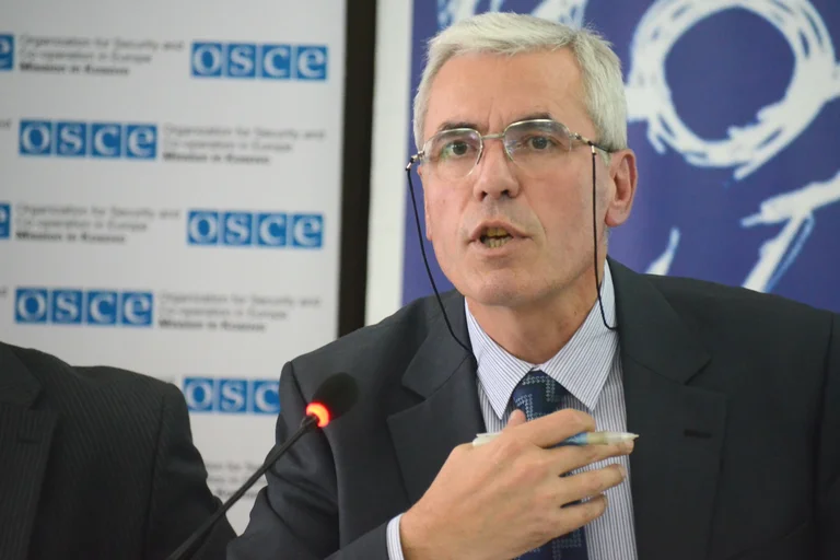 Al principio, negó golpearlo, pero ahora Kurteshi dice que llevó a la víctima a la CEC.