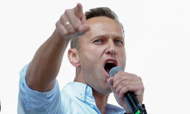Navalny muestra terror psicológico en la televisión que están haciendo en la prisión rusa.