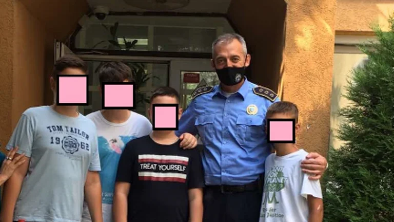 Das Gute von vier Kindern in Vushtrri, das Geld - gefundene Geldbörse wird an die Polizei übergeben