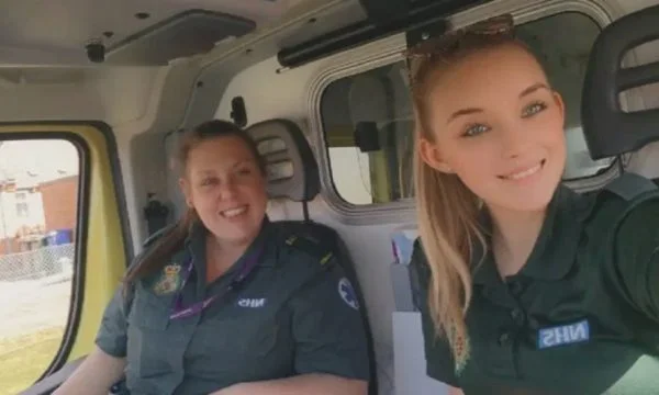 Krankenschwestern post bei Tik Tok durch Springen, die Anhänger gehen zurück in die Hölle.