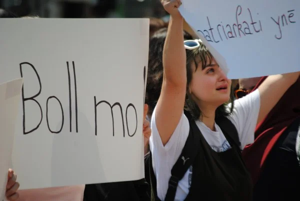 Alle 12: 00 di oggi, la marcia di protesta è tenuta in difesa delle donne