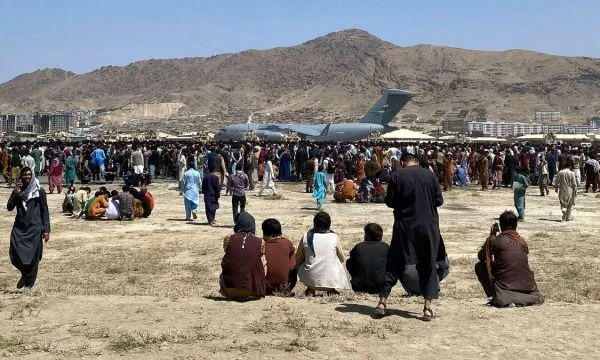 Oltre 10.000 persone attendono l'evacuazione all'aeroporto di Kabul