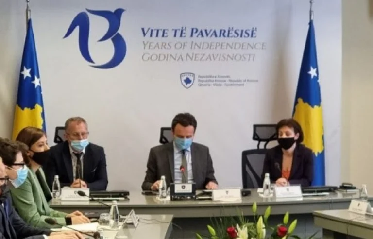 La réunion du gouvernement commence, Kurti parle du meurtre de Ferizaj, 18 ans