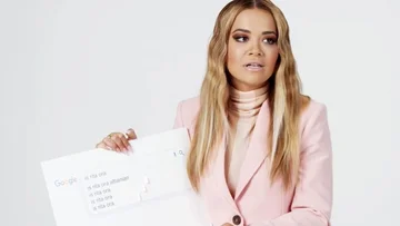 Rita Ora essaie d'expliquer au public international les notions “kosovar” et “Albanais” : C'est un peu compliqué.