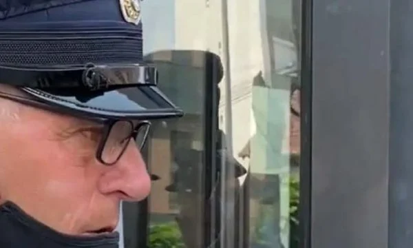 Il poliziotto gridò mentre protestava a Ferizaj per un omicidio di 18 anni