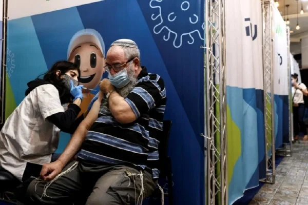 La terza dose del vaccino rallenta la variante delta, dicono gli scienziati israeliani