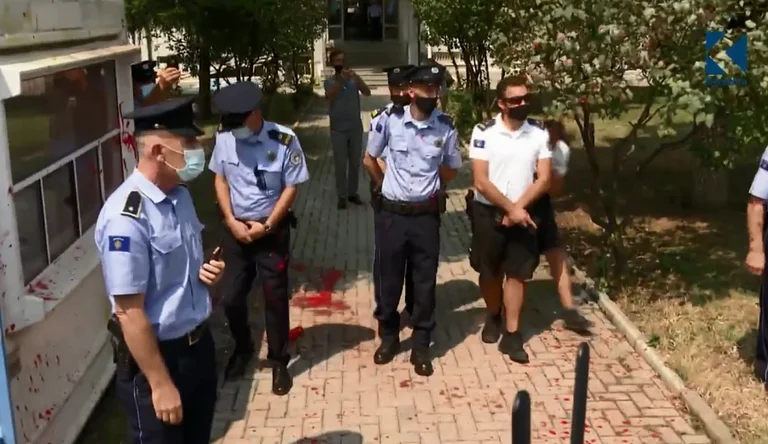 protesta de 18 años en Ferizaj, dos agentes de policía sufrieron lesiones