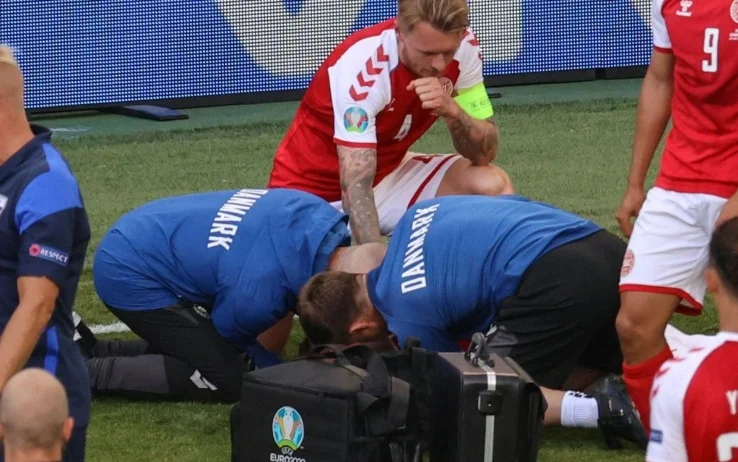 Er wurde vor dem Tod gerettet: Khier und dänische Ärzte werden bei der Verleihung durch die UEFA geehrt